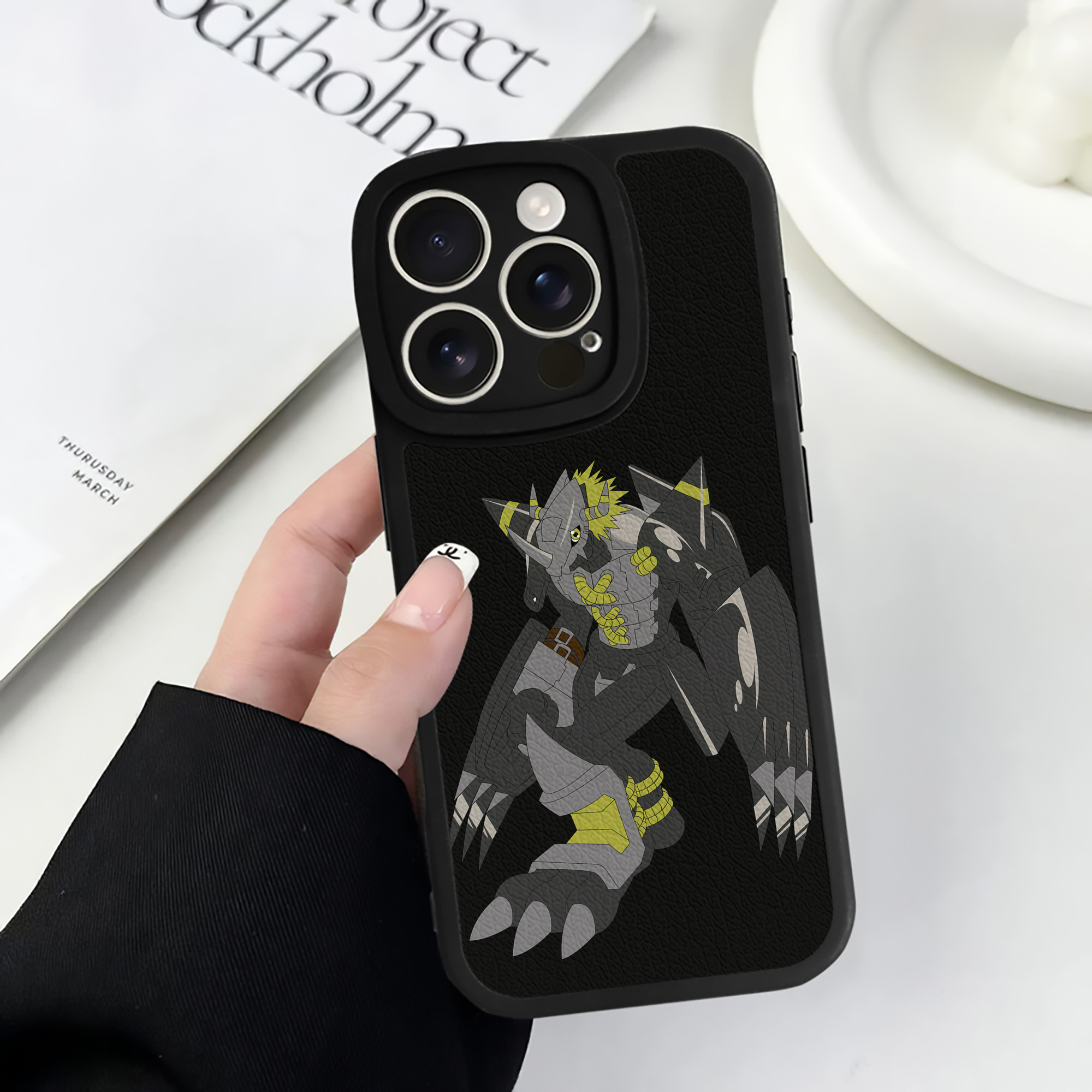 （画像用） Digimon デジタルモンスター/デジモン 【iPhone 16シリーズ対応】シリコンスマホケース（レザー調） 材質：シリコン